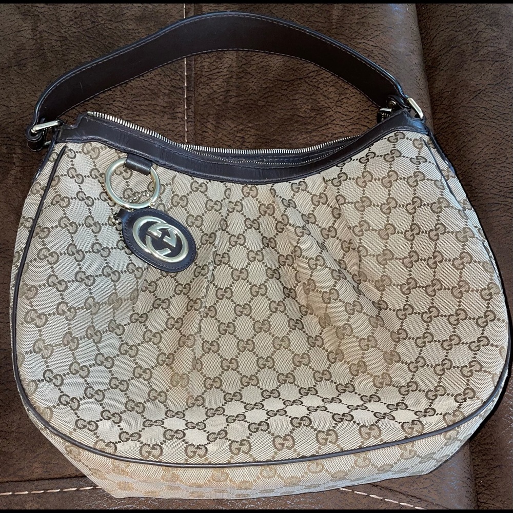 Gucci GG monogram with removable logo key chain